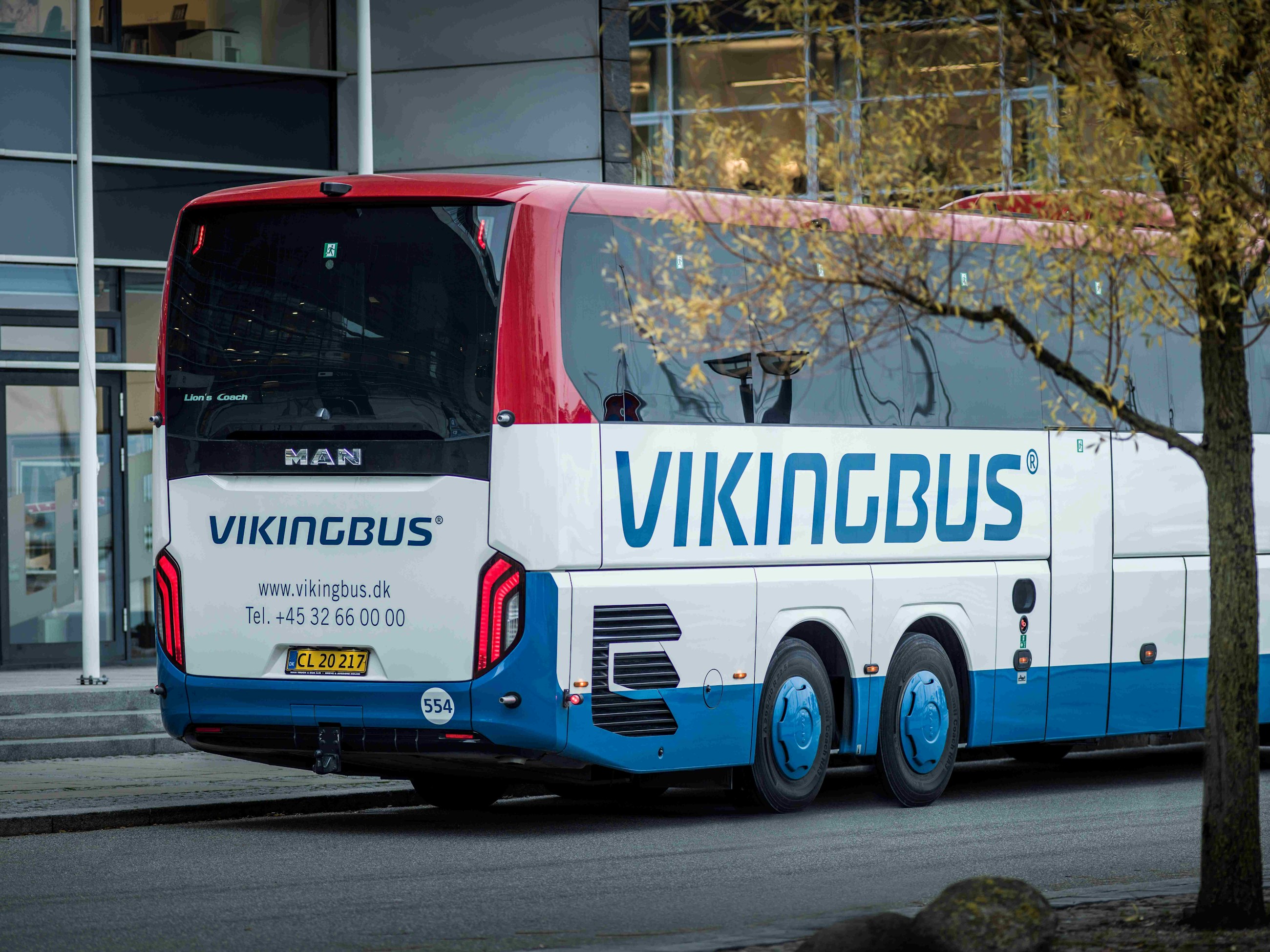 Vikingbus Bagenden af bus fuldt logo