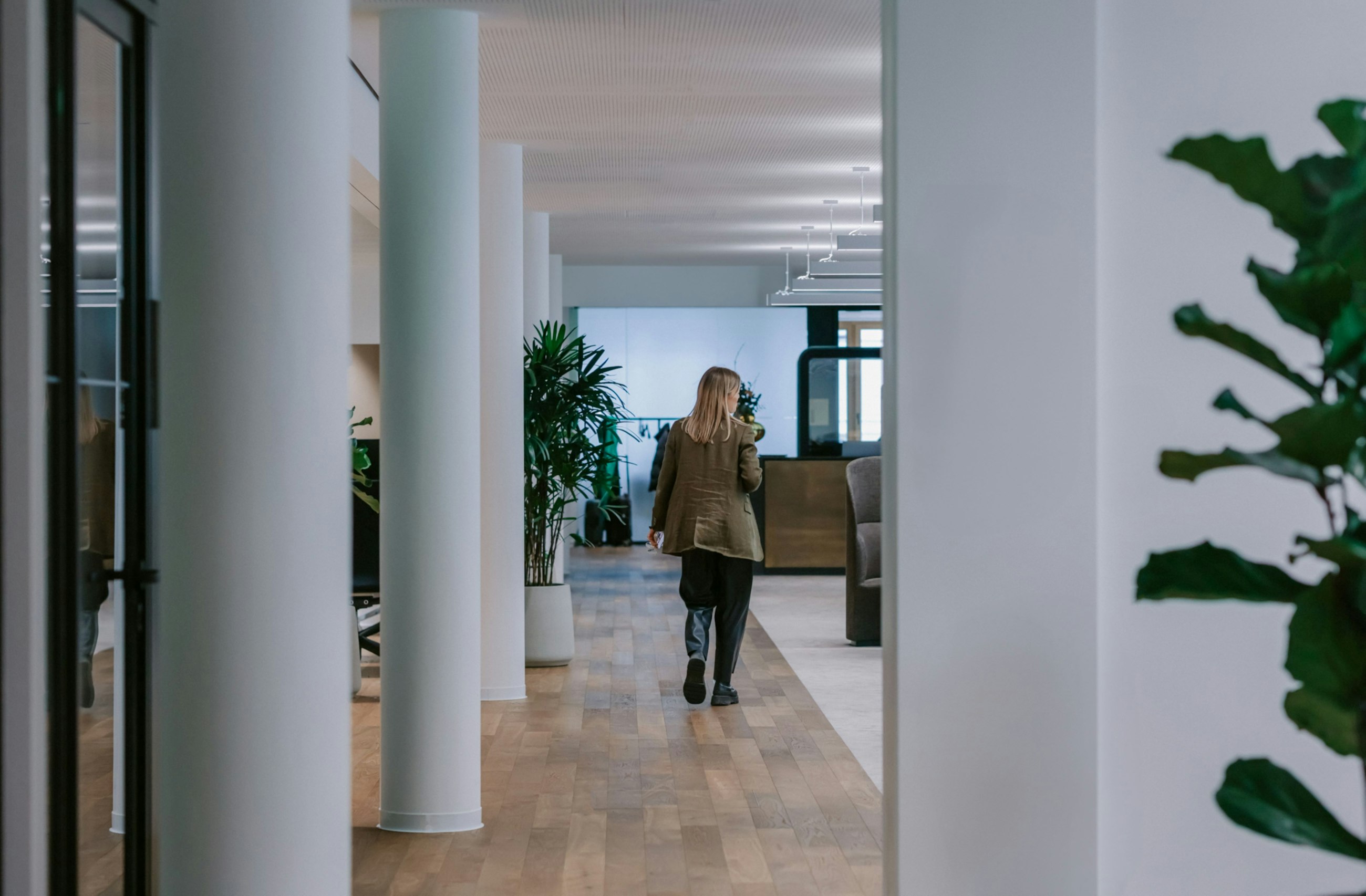 240118 Office building and people Munich 296