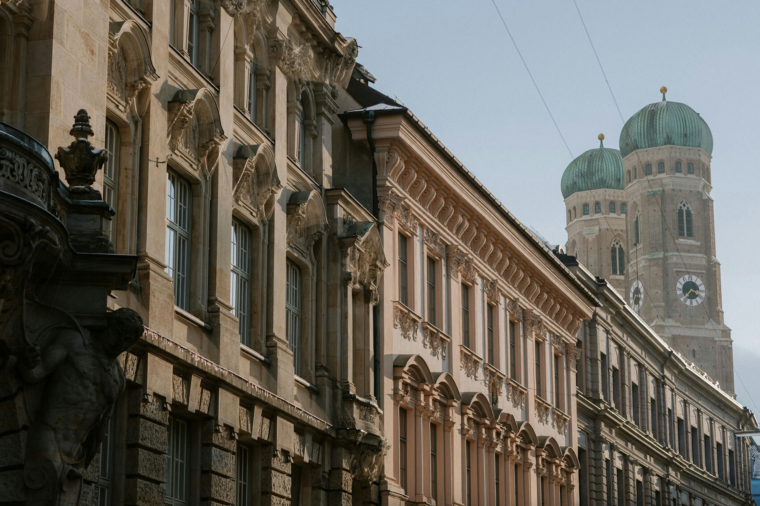 240118 Office building and people Munich 009