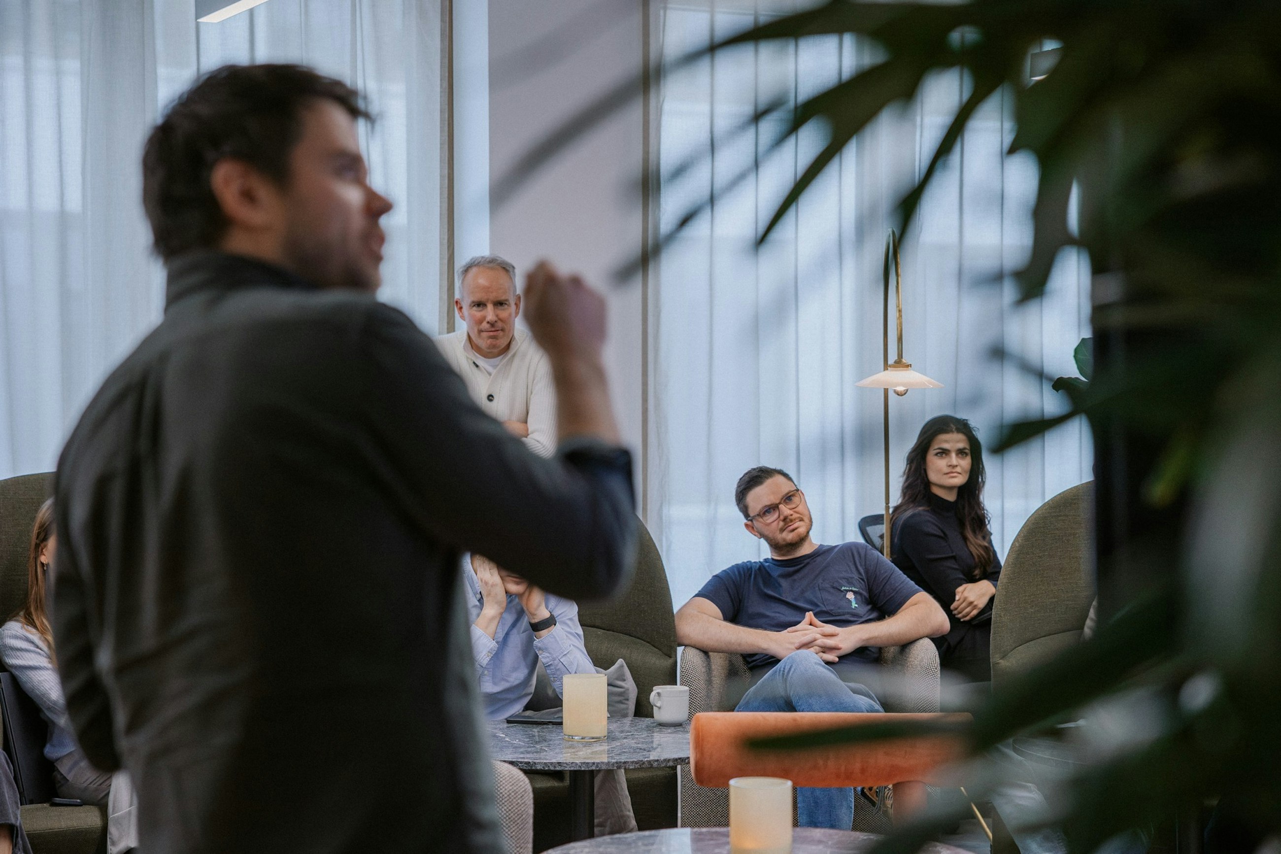 240118 Office building and people Munich 151